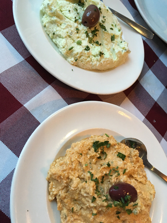 Två fetaoströror med paprika