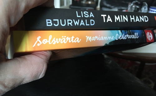 Ryggarna på böckerna Ta min hand och Solsvärta