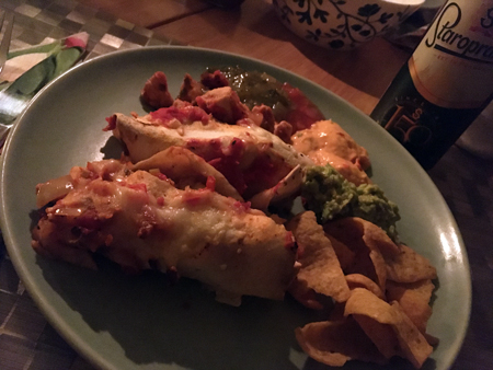 Annas kycklingenchilladas med salsor guacamole ostdip nachos och öl