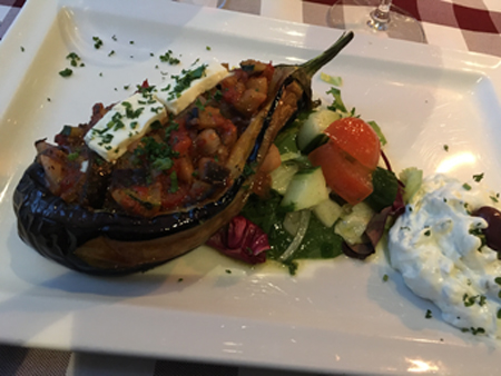Aubergine med grönsaker och tzatziki