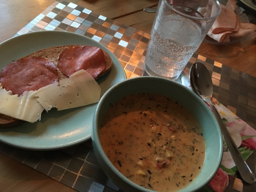 Fisksoppa o macka med kalkonsalami och ost