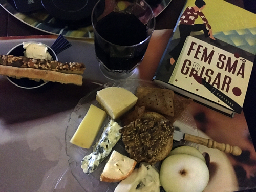 Ostassiett vin och boken Tre små grisar Ostassiett vin och boken Tre små grisar