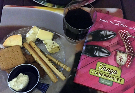 Ostassiett ett glas villarini och boken Tango i tabernaklet