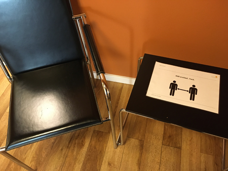 Stol och skylt Håll avstånd