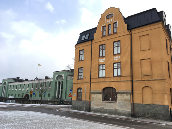 Vaksalaskolan och ett gult bostadshus intill