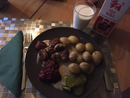 Kycklingköttbullar potatis sås gurka lingon mjölk