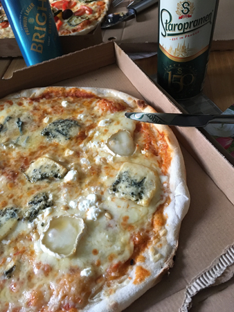 Grekisk pizza och tjeckisk öl