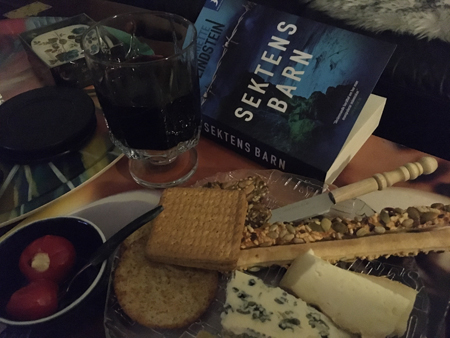 Ostassiett ostfyllda småpaprikor vin o boken Sektens barn