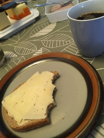 Ostmacka och kaffe