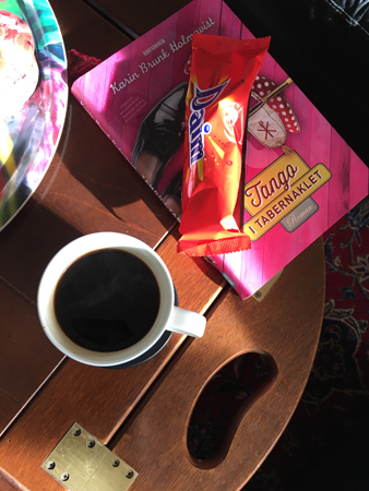 Fika med minidajmstrutglass och Tango i tabernaklet