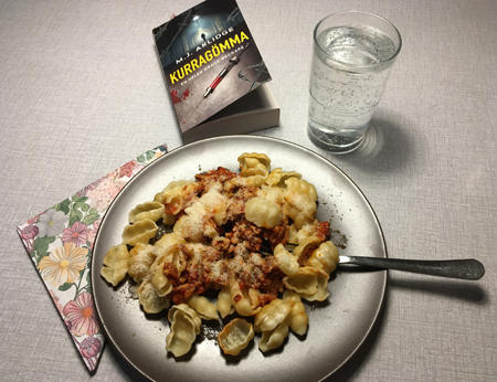 Gnocchi med kycklingfärsdolmio vatten o boken Kurragömma