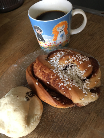 Kaffe med russintopp och kanelbulle