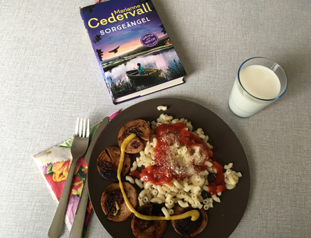 Kycklingkorv makaroner mjölk och boken Sorgeängel