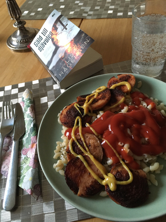 Kycklingkorv och makaroner boken Gäld till djävulen