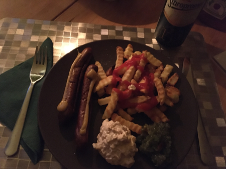 Kycklingkorv pommes räksallad bostongurka Staropramen