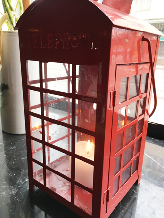 Telefonkiosk med ljus