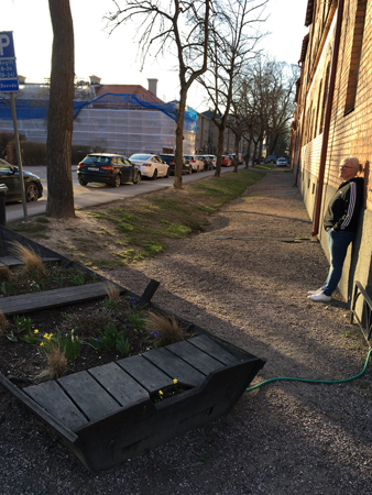 Anna och en båt med blommor