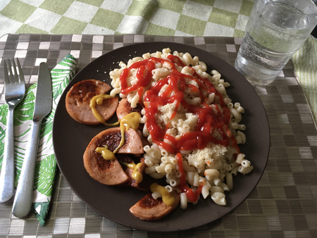 Kycklingkorv och makaroner