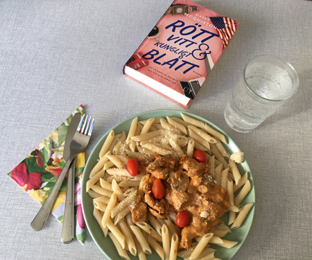 Kycklingstroganoff med penne tomater vatten boken Rött vitt o kungligt blått