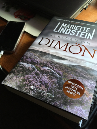 Mariette Lindsteins bok Striden om Dimön på skrivbordet