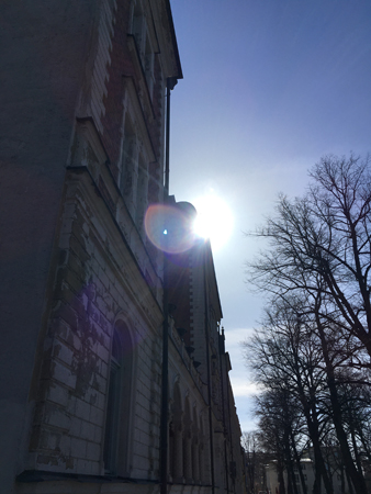 Solen över hustaken på Österplan