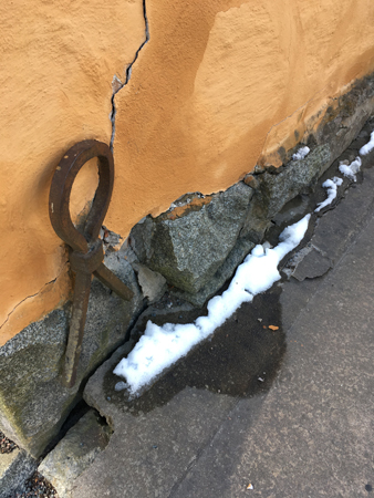 Spricka i fasaden och snö