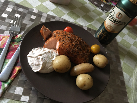 Varmrökt lax potatis och romsås