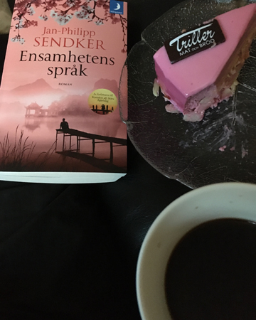 Kvällsfika med rosa bok och rosa tårtbit