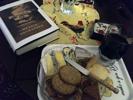 Boken Skymningstid ostbricka o ett glas Gran passione appassimento