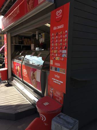 Glasskiosken vid ån intill Haglunds bro