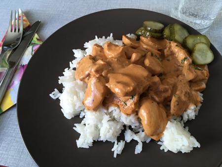 Min första portion kycklingstroganoff med ris och saltgurka