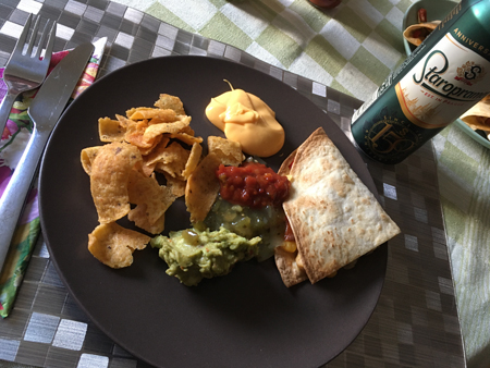 Quesadillas med salsa guacamole nachos och öl