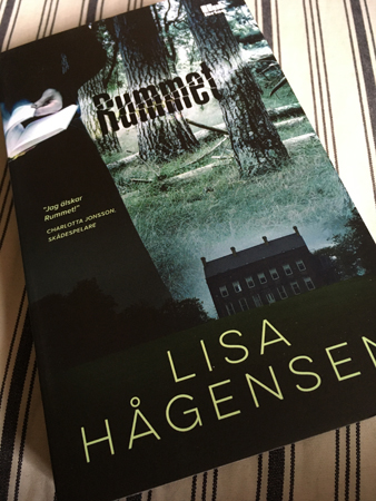 Recensionsexemplar av Lisa Hågensens bok Rummet