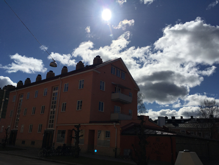 Solen skiner på Salagatan