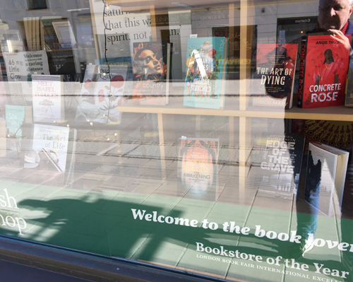 Tittar i ett av English Bookshops skyltfönster