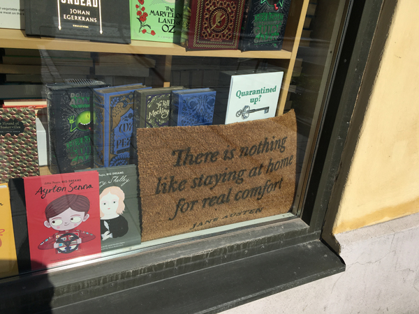 Visdomsord i ett skyltfönster hos The English Bookshop