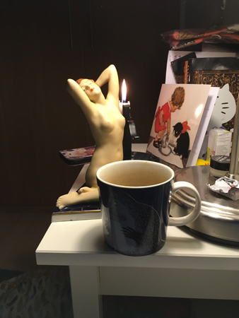 Figurin tänt ljus o kaffe på sängen Annas födelsedag 2021