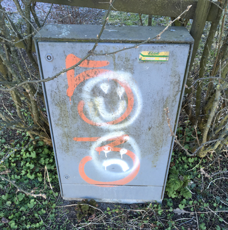 Glad och ledsen smiley på elskåp