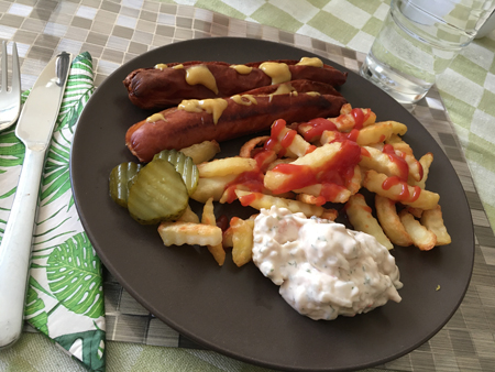 Kycklingkorv pommes räksallad gurka