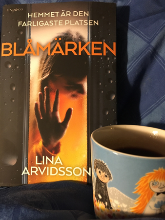 Boken Blåmärken och kaffe på sängen