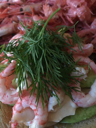 Räkmacka med mycket dill