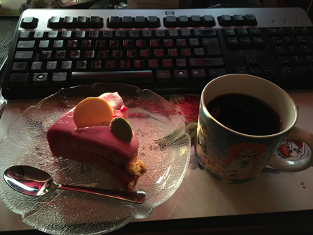 Sista tårtbiten till kvällskaffet vid datorn