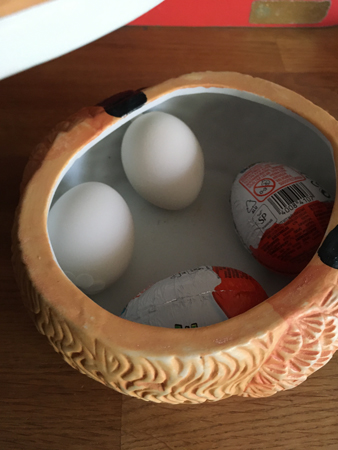 Två nougatägg och två kinderegg