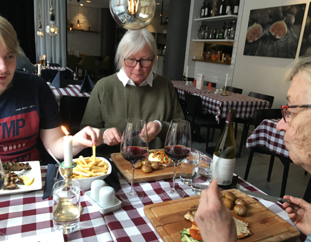 Gymnasisten Anna och Annas mamma äter middag