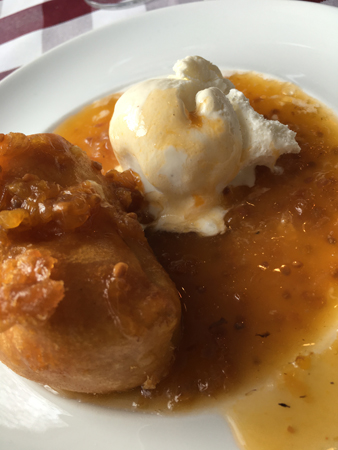 Friterad camembert med glass o hjortronsylt Akropolis