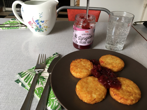 Potatisbullar med lingonsylt