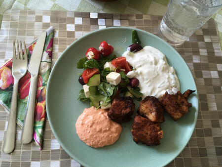 Kolgrillad kyckling med sallad tzatziki o paprikaröra