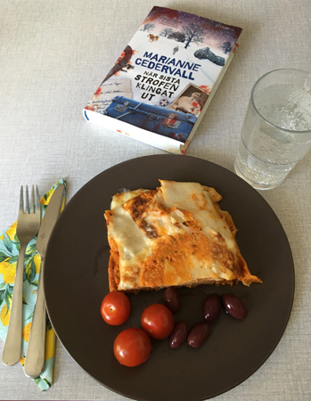 Kycklingfärslasagne och boken När sista strofen klingat ut