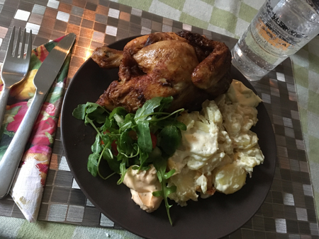 Kycklinghalva potatisgratäng grönsaker vatten