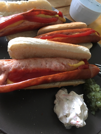 Kycklingkorv med bröd räksallad och bostongurka